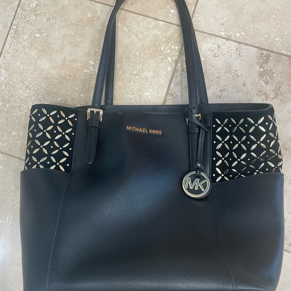 Beautiful Michael Kors tote “Mercer” Black Tote bag with gold embellishments!